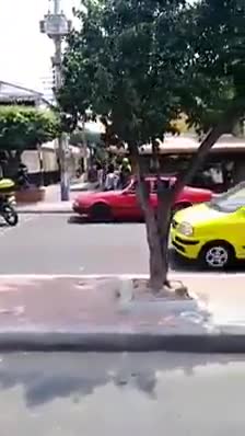 Video registró cómo un conductor destruyó su carro tras ser multado en Girón, Santander