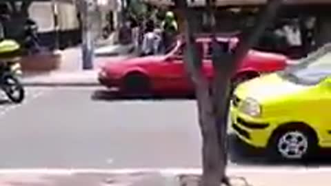 Video registró cómo un conductor destruyó su carro tras ser multado en Girón, Santander