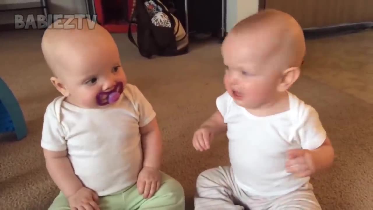 99% de chance que ces bébés vous feront rire! - Des vidéos drôles d'enfants