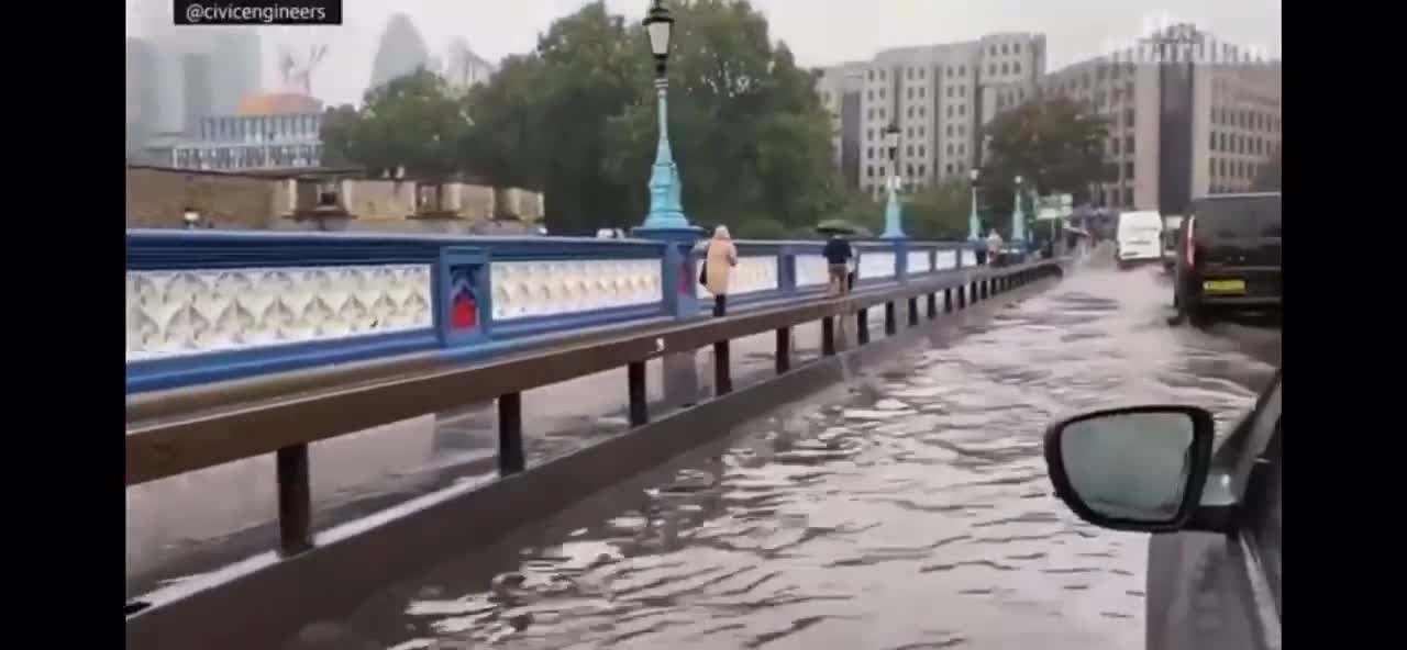 🇬🇧 LONDON (Tower) BRIDGE DROPS NOW: Watch as floods hit English capital