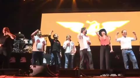 Mexican presidential candidate Jorge Máynez escapes when stage collapses