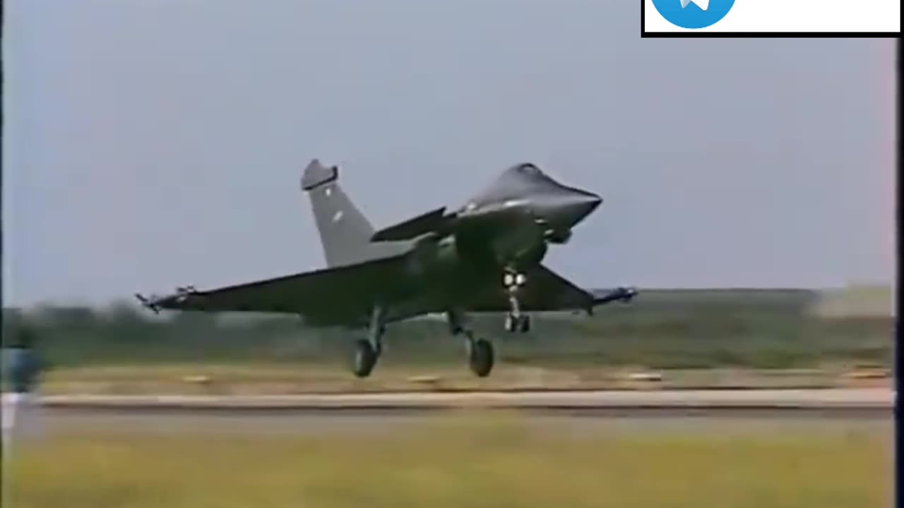 Rare footage of smaller Rafale fighter jet