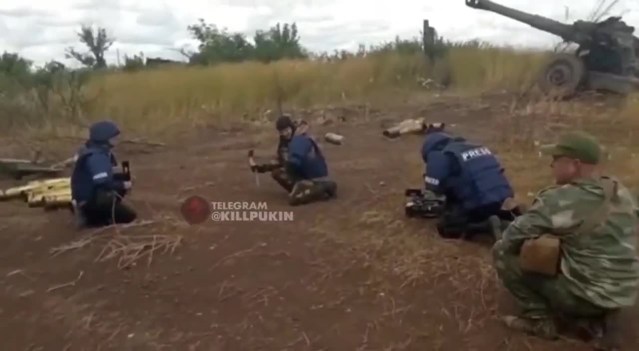 Stupid Russian journalists gets knockout by artillery