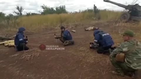 Stupid Russian journalists gets knockout by artillery