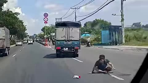 These people picked the wrong day to take a stroll!!😮😬