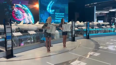 Hostesky na zbrojním veletrhu v Moskvě