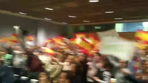 Entrada de Garriga en el mitin de VOX en Hospitalet de Llobregat (Barcelona)