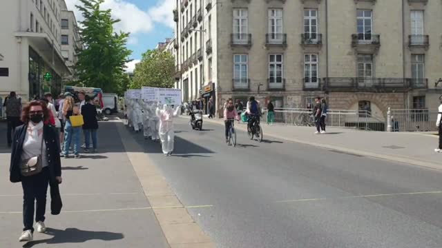 Les Masques Blancs Nantes Ation Pancartes dans la Gare le 7 mai 2022