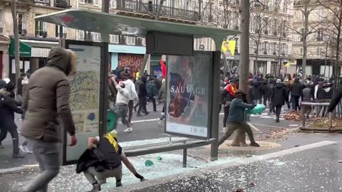 Multkulturní obohacení v Paříži a ničení zastávek