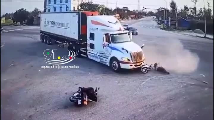 The moment a young man passed a red light was run over by a Container truck