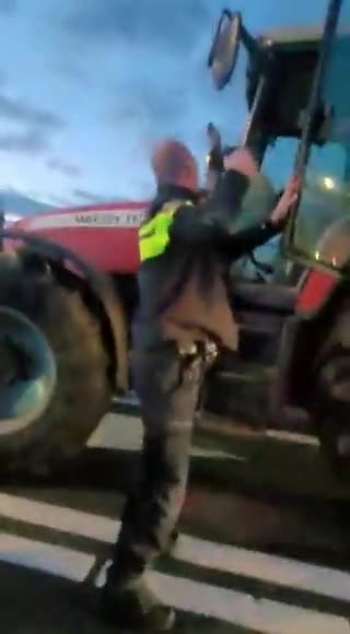 Holland: Dutch officers pulls gun on farmer