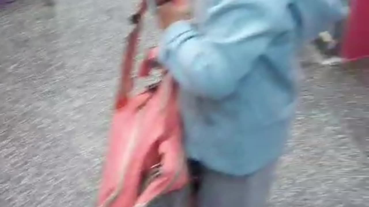 Laura entrando na sala da escolinha