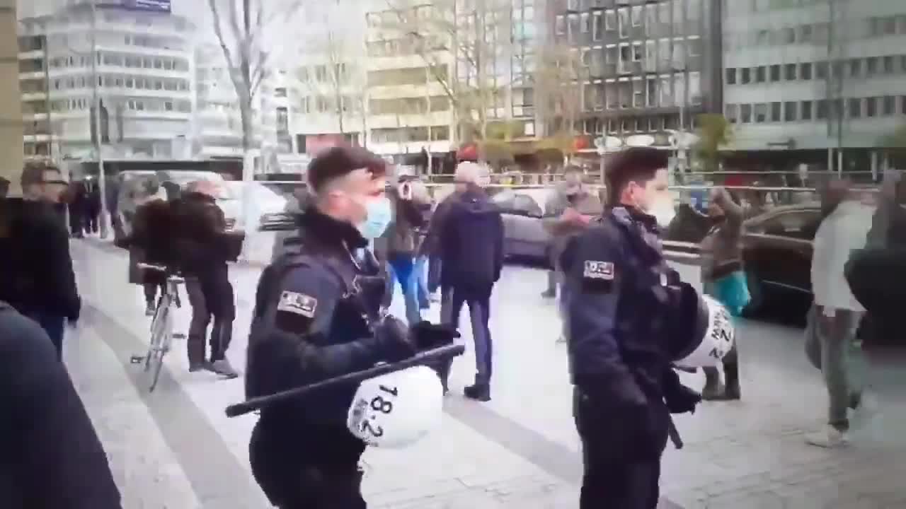 GERMAN LOCKDOWN PROTESTERS SHOW THE POLICE WHO'S THE BOSS