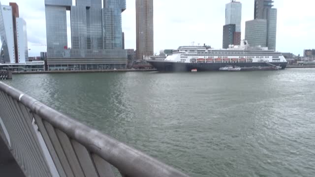 De Holland America Line Zaandam ligt aan de Kade van Rotterdam.