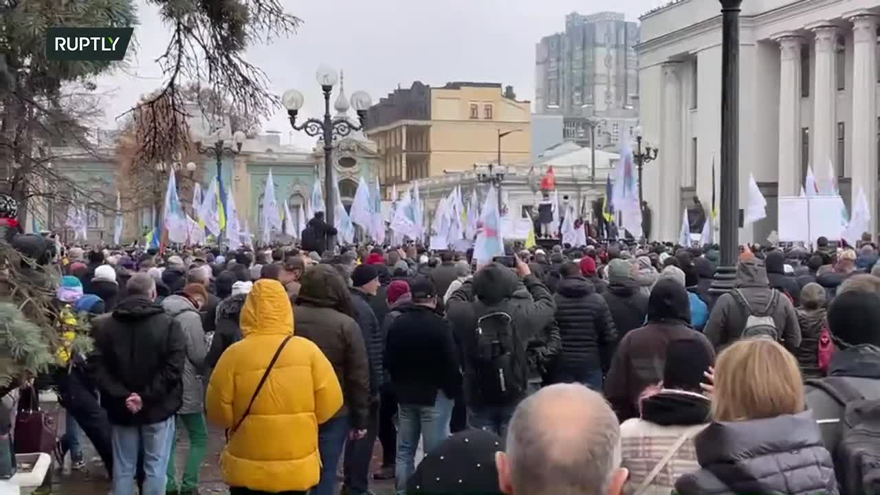 LIVE: Kiev / Ukraine - Demonstrators march against Anti-COVID restrictions - 03.11.2021