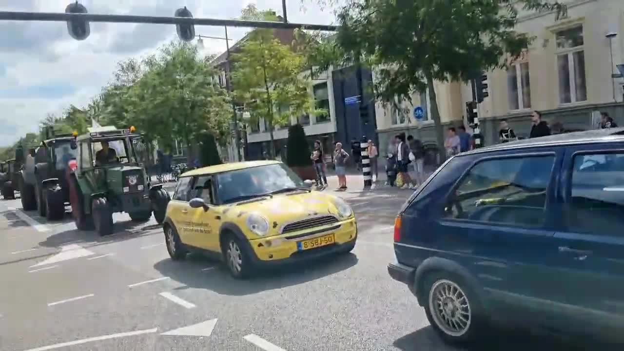 Hundreds of Dutch farmers block Roermond today