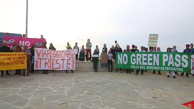 2021-10-30/01 - Corteo No Green Pass a Viareggio. Intervento di Concetta