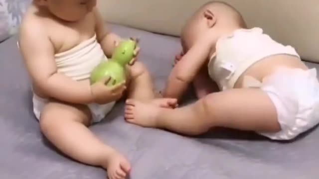 Cuty babys fight for a toy this fight is so amazing