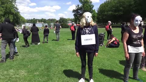 L'éveille des consciences Action Pancartes Les Masques Blancs Lyon 22 mai