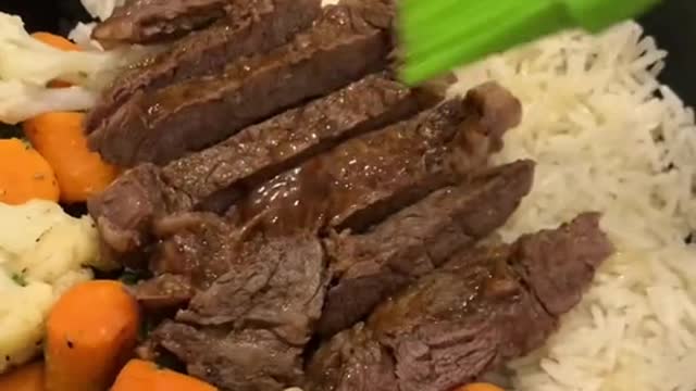 Steak & veggies with a side of rice! 500 calories & 35g protien!