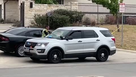 Long standoff between murder suspect and police continues at San Antonio apartme