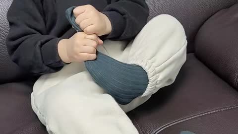 Baby Woojin takes off his socks alone. 2