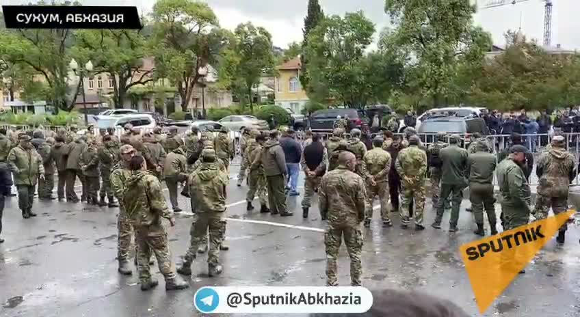 К зданию Парламента Абхазии подтягиваются силы Центра Спецназначения