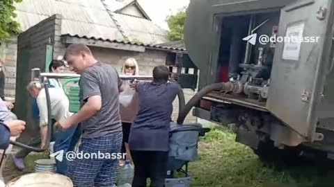 Russian military brings drinking water to those areas of Donetsk