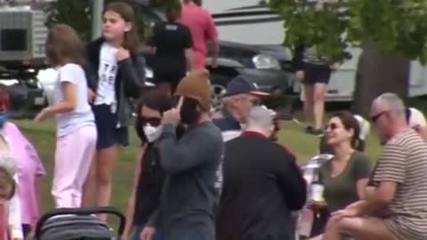 Fussfesseln in Australia 🙄