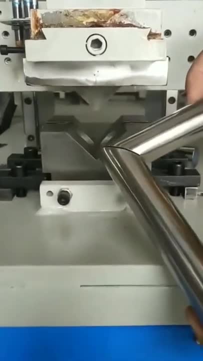 Pipe cutting machine