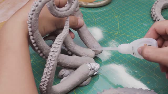 : The master paints resin crafts for you, art is appreciated 02.