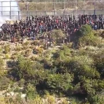 Centinaia di migranti illegali africani stanno tentando di nuovo di assaltare....