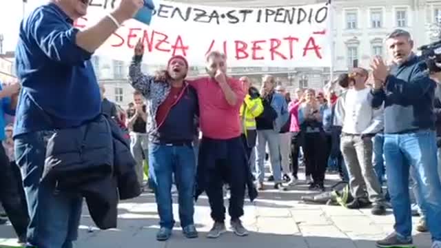 Trieste; onore ai portuali 1
