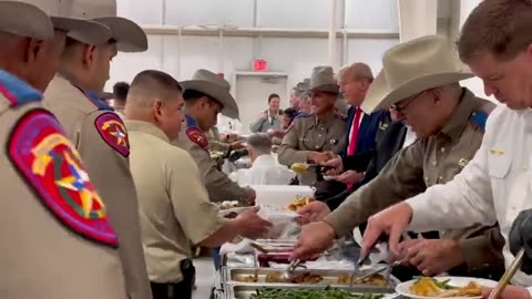 president trump serving thanksgiving meals to law enforcement