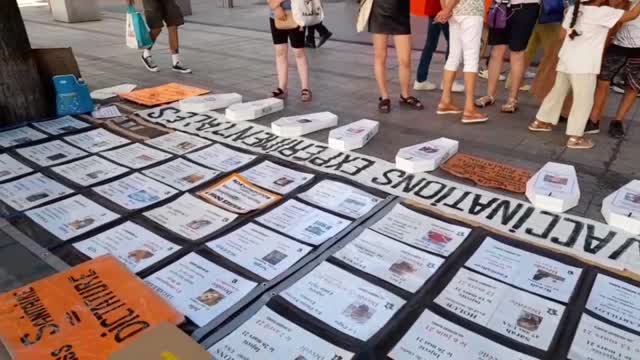 Les MAsques Blancs Lyon Sitting Mort apres injec COvid -Place de la Rep - le 13 juillet