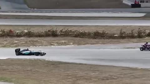 LEWIS HAMILTON: F1 CAR vs YAMAHA R1M SUPERBIKE!!