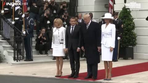 Trump pokušavao uhvatiti Melaniju za ruku