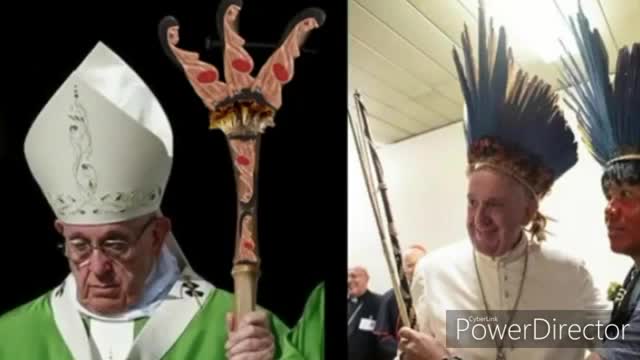 BERGOGLIO IN GIAPPONE COL PASTORALE SATANICO DELLA DEA MADRE TERRA PAGANA INCA PACHAMAMA E VESSILLO DELLA CHIESA MASSONICO SATANICA PAGANA GESUITA VATICANA E IL SUO NUOVO COPRICAPO DA STREGONE DA GUIDA DELLA CHIESA MASSONICA PAGANA