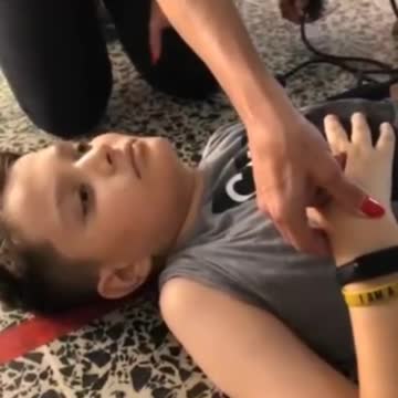 🔥 ​‼📢Vaikas po vakcinos krenta ant žemės 2022.01.22 🔥 ​‼📢