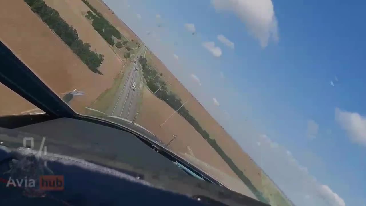 Bojový let letounu Su-34 u Kupjansku v extrémně malé výšce