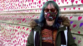 150,000 hearts painted in London to remember COVID victims