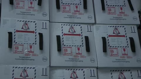 Instalación de seis ultracongeladores para vacunas contra la covid-19 en Colombia