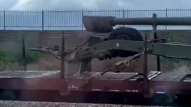 A train with FH-70 howitzers and Astra SM 66.40 Prime Mover for them in Italy on the way to Ukraine