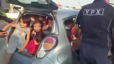 🇺🇿 |ウズベキスタン | 1台の車両で25人の子供を輸送したとして運転手が逮捕された。この事件により、この地域における児童の人身売買に対する懸念が高まっている。