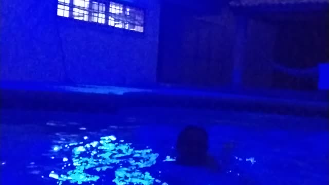 Piscina com luz azul , um charme