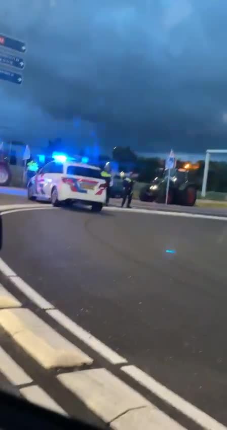 Part 2: Reports coming in of Dutch police shooting at farmers
