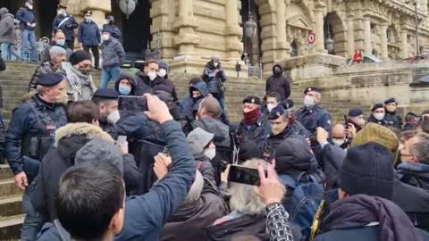 Hundreds of lawyers against health apartheid hit the headquarters of the palace of justice in Rome