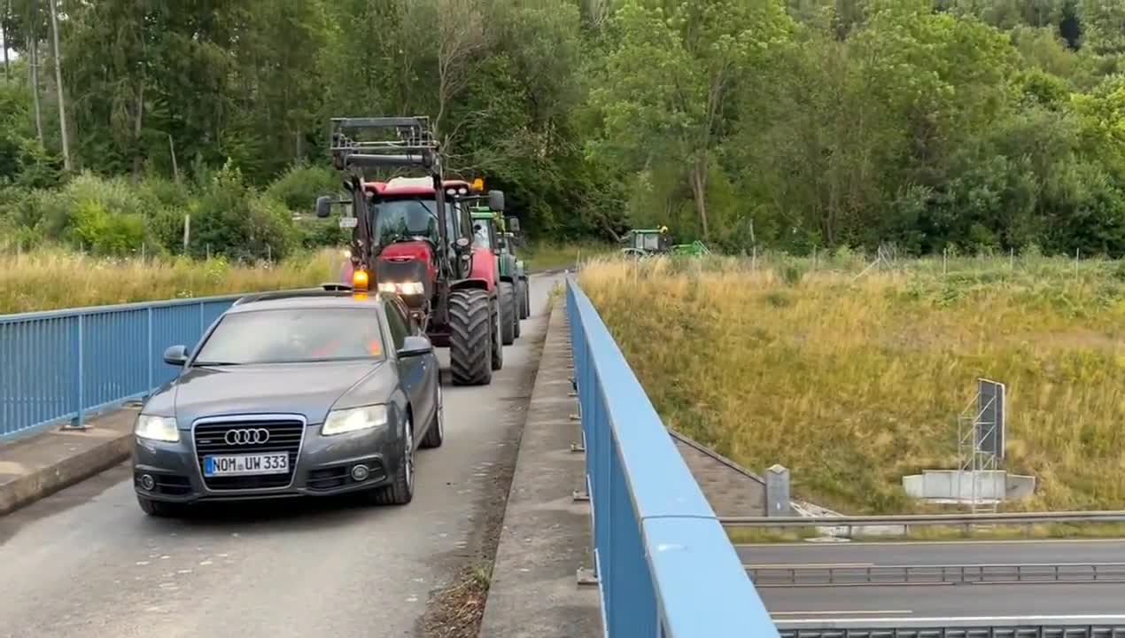 German farmers block numerous highway bridges