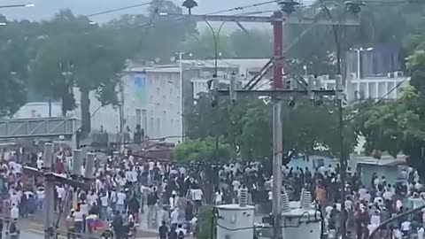 🚨BREAKING NOW! 🚨 Protesters are taking over the streets in Puerto La Cruz