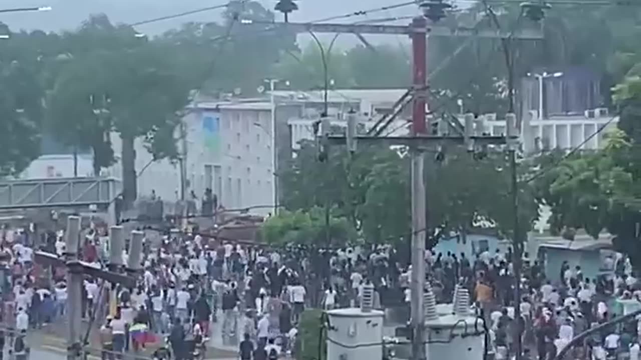 🚨BREAKING NOW! 🚨 Protesters are taking over the streets in Puerto La Cruz